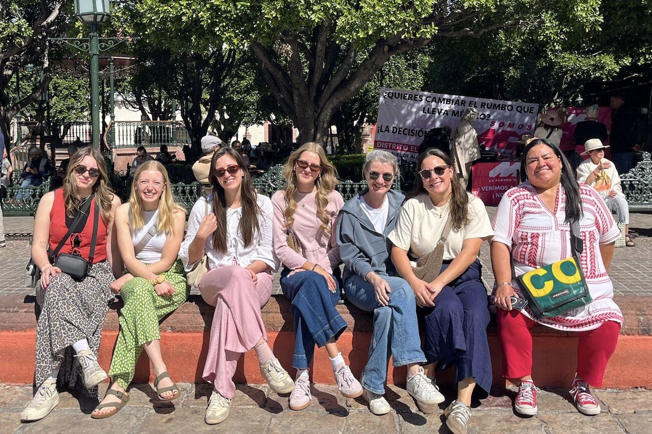 Gruppenbild: Studierende mit Lehrenden auf einem Platz in Mexico