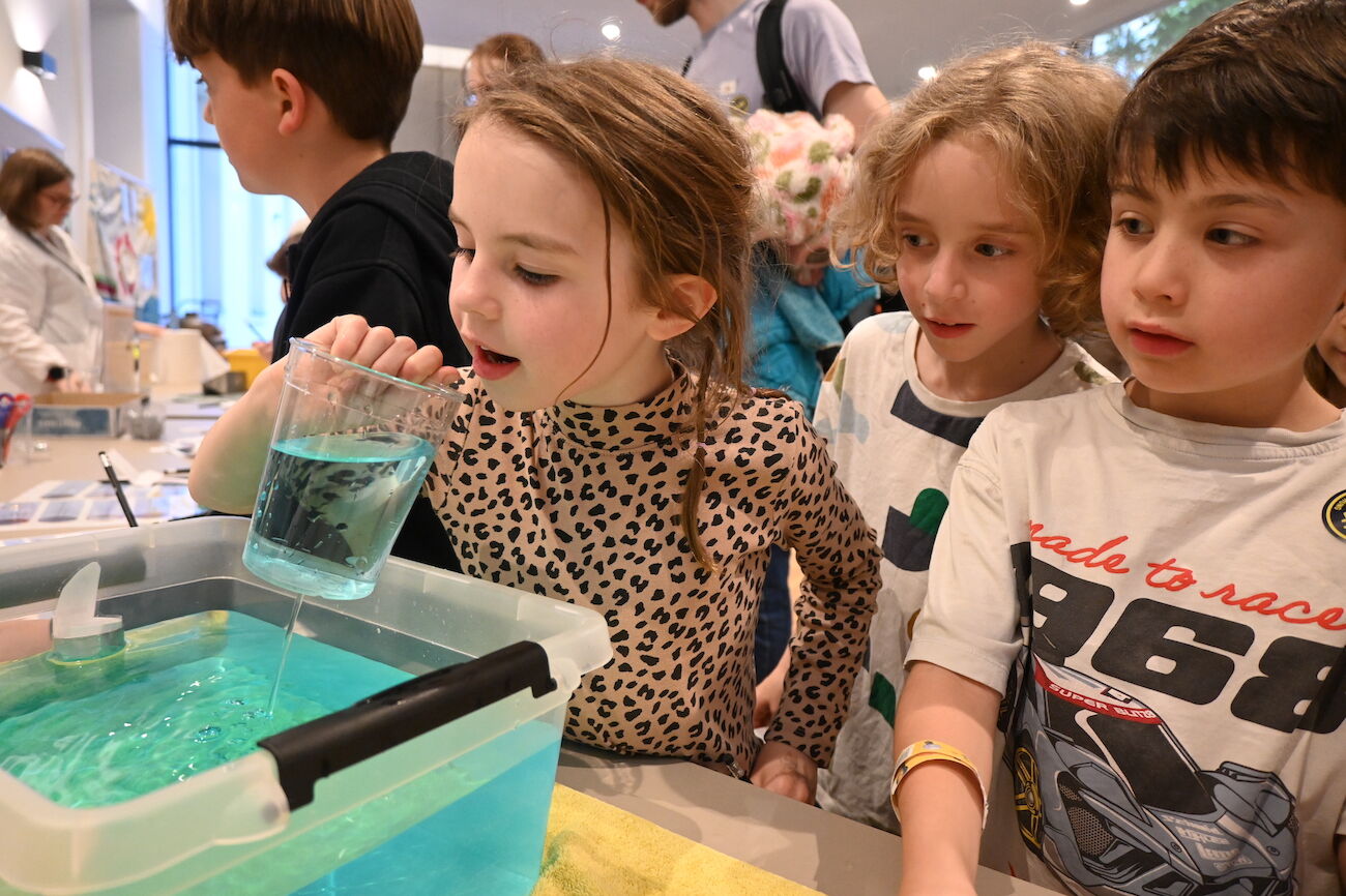 Drei Kinder forschen mit Wasser