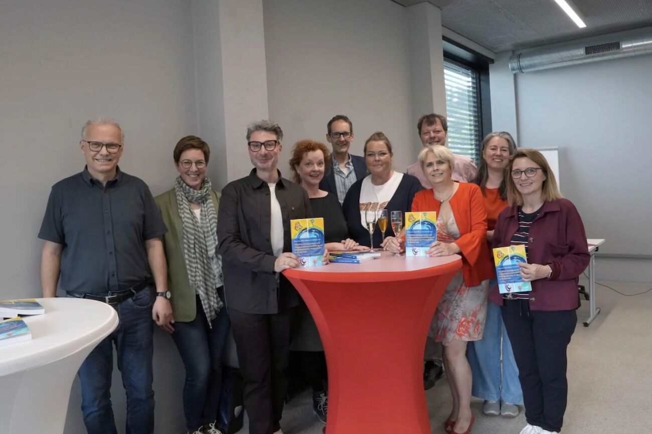 Drei Personen der Hochschulentwicklung im Seminarraum