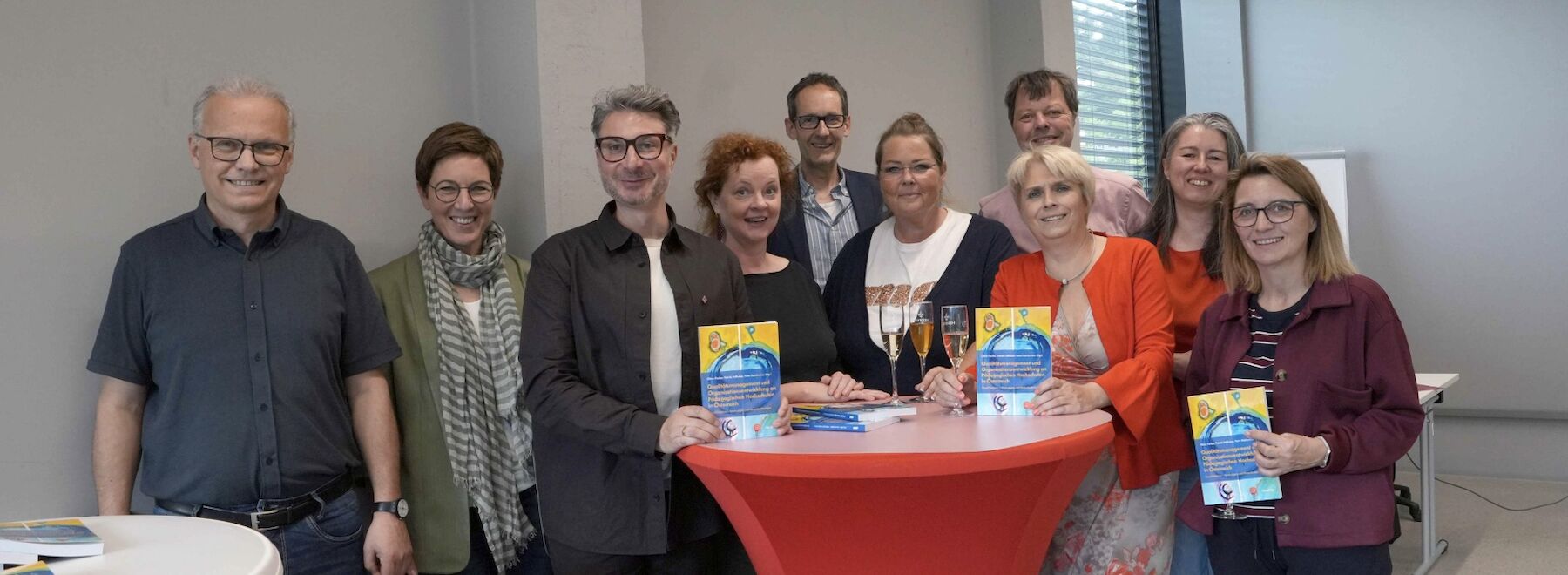 Gruppenfoto der Teilnehmenden im Seminarraum