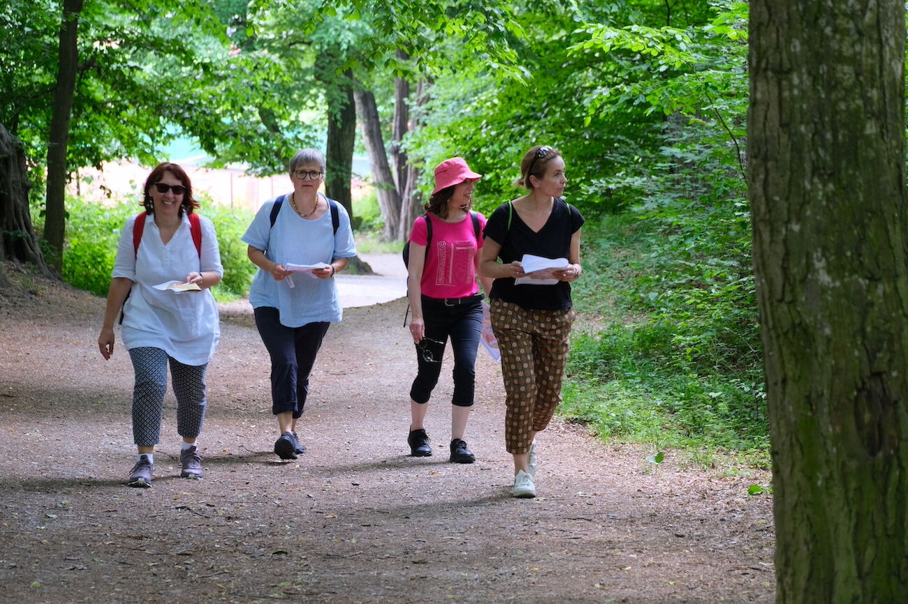 Hochschullehrende und Vizerektorin im Wald