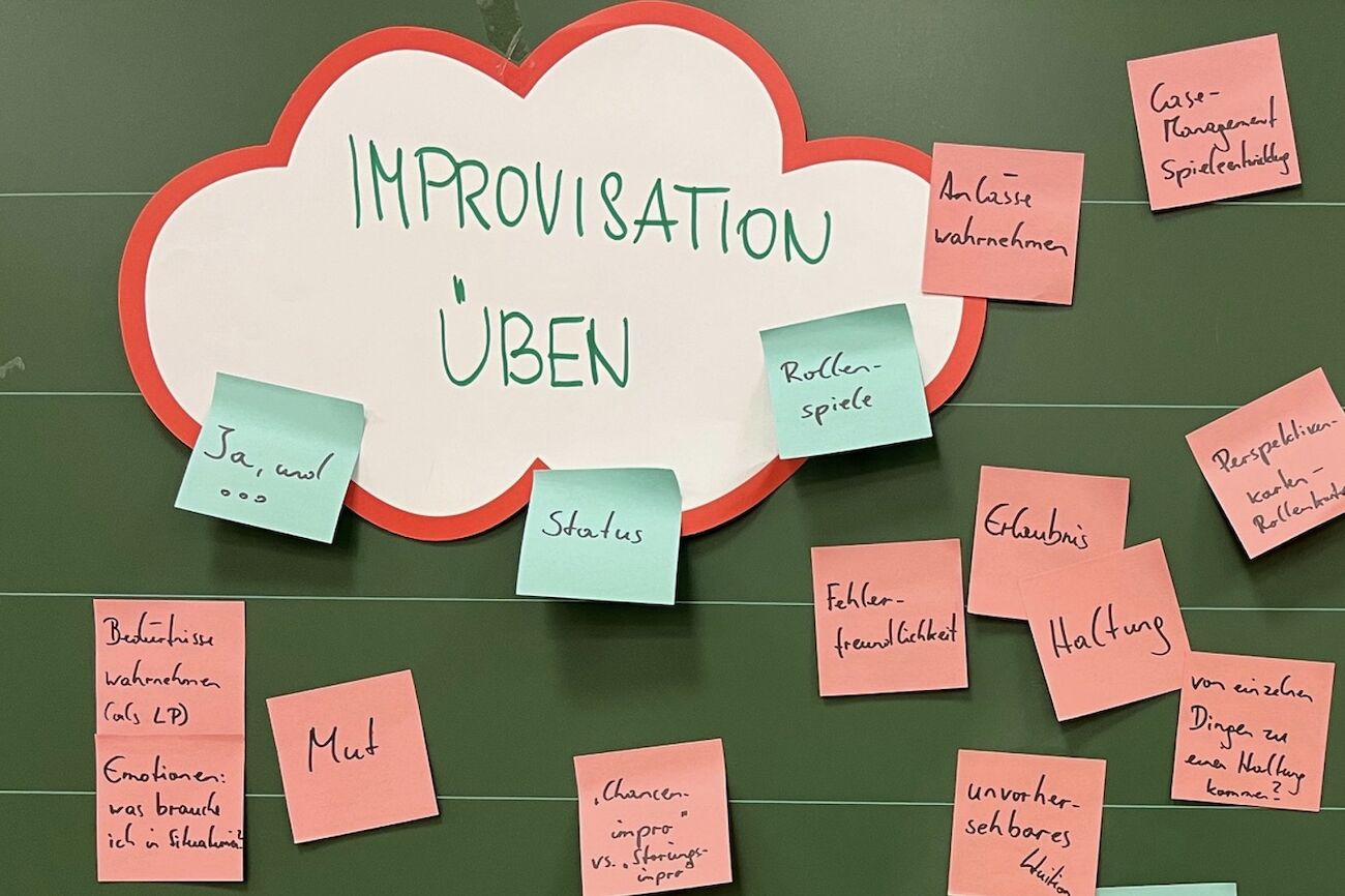 Improvisationskarten hängend an einer grünen Tafel