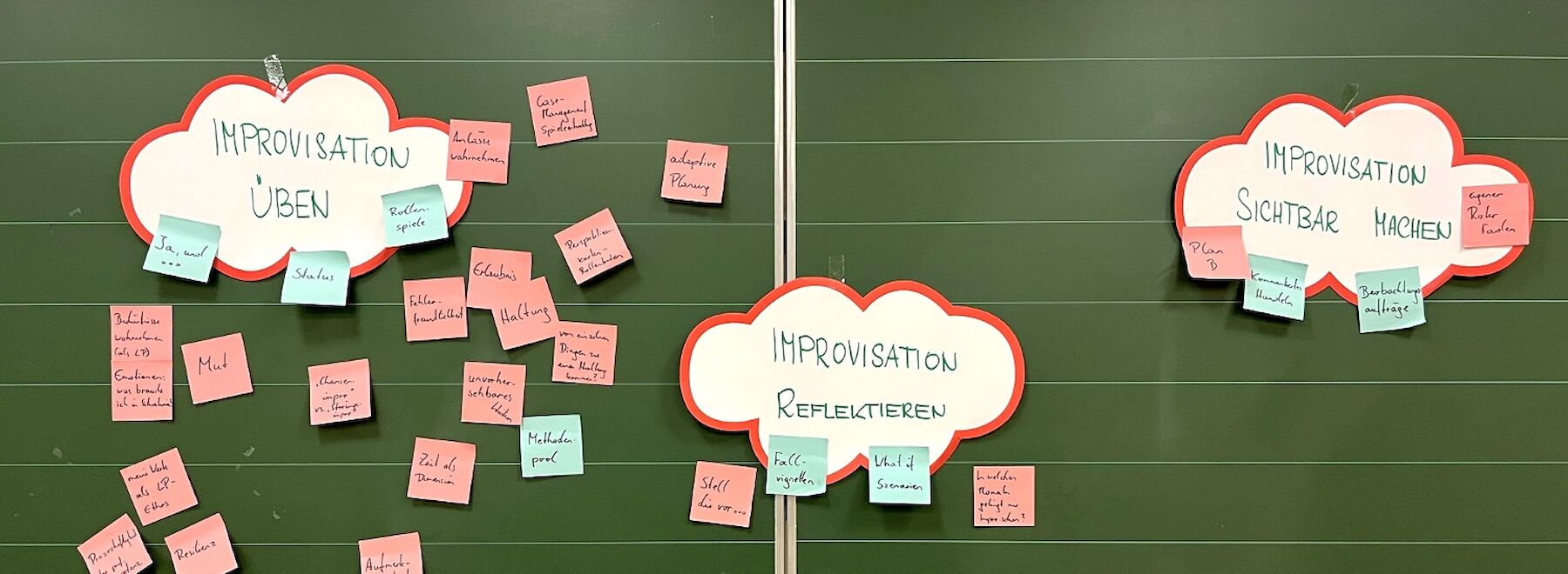 Improvisationskarten hängend an einer grünen Tafel