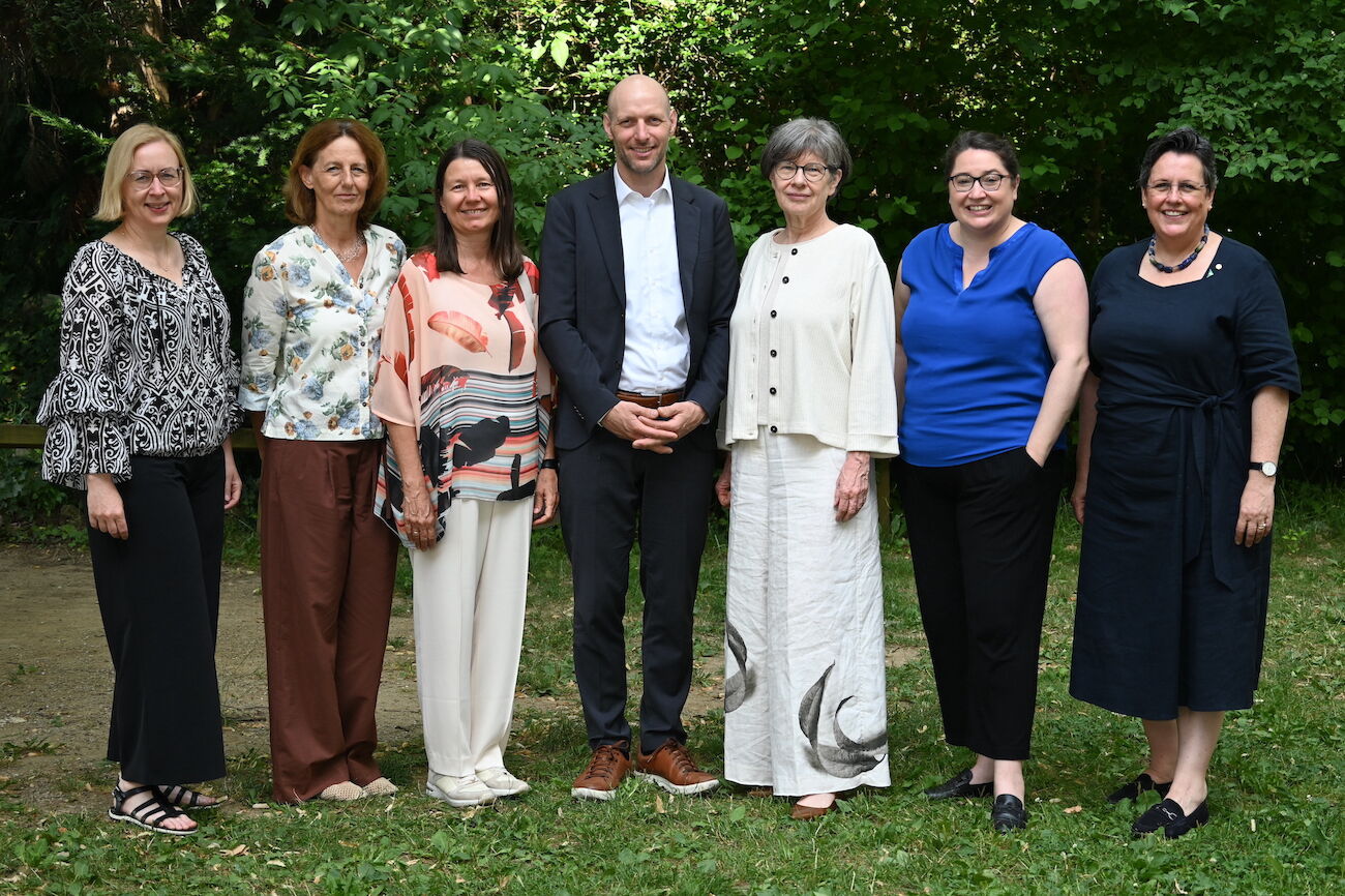 Gruppenbild der Arbeitsgruppe auf der Wiese im Hof