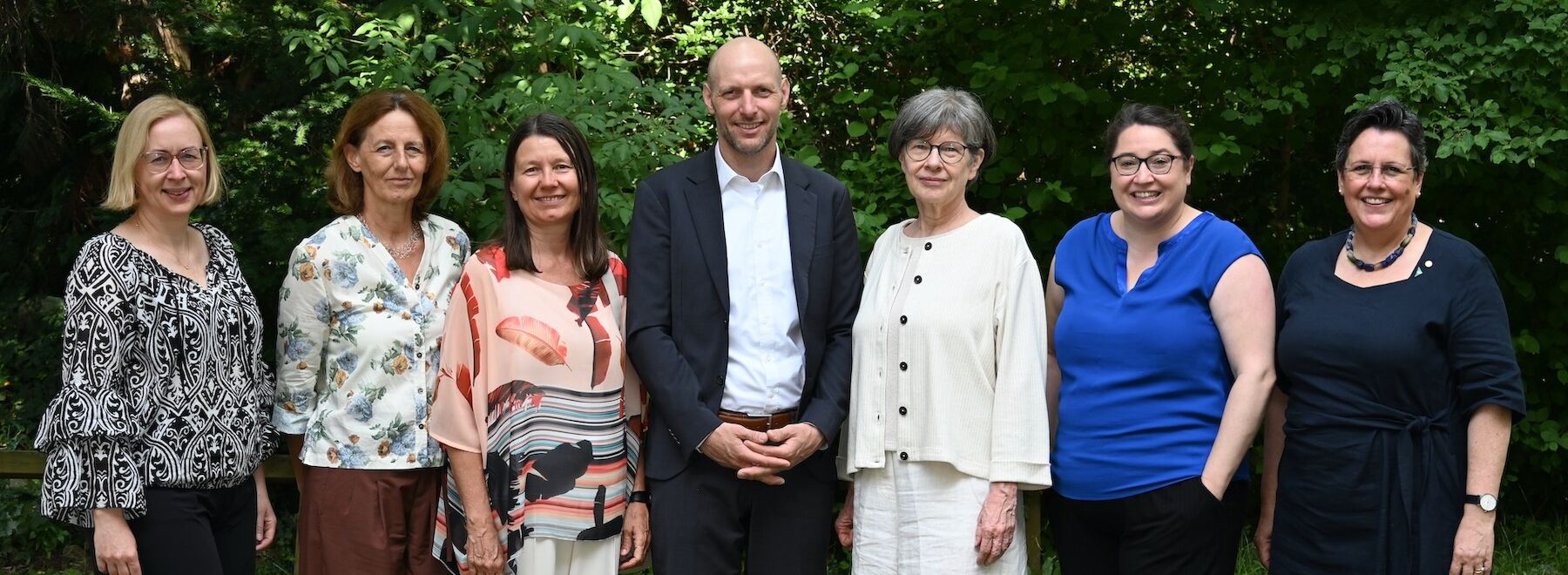 Gruppenbild der Arbeitsgruppe auf der Wiese im Hof