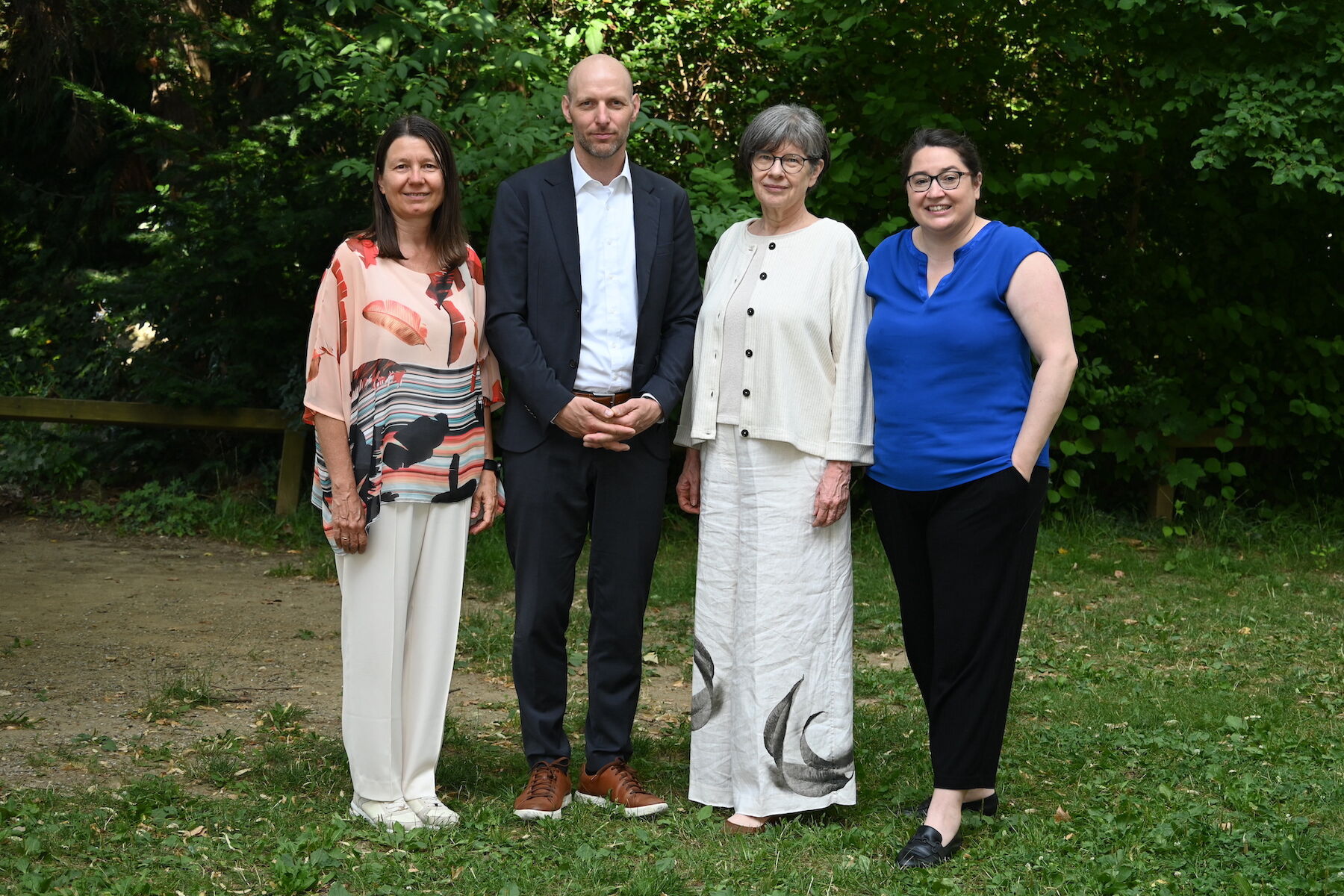Gruppenbild der Arbeitsgruppe auf der Wiese im Hof