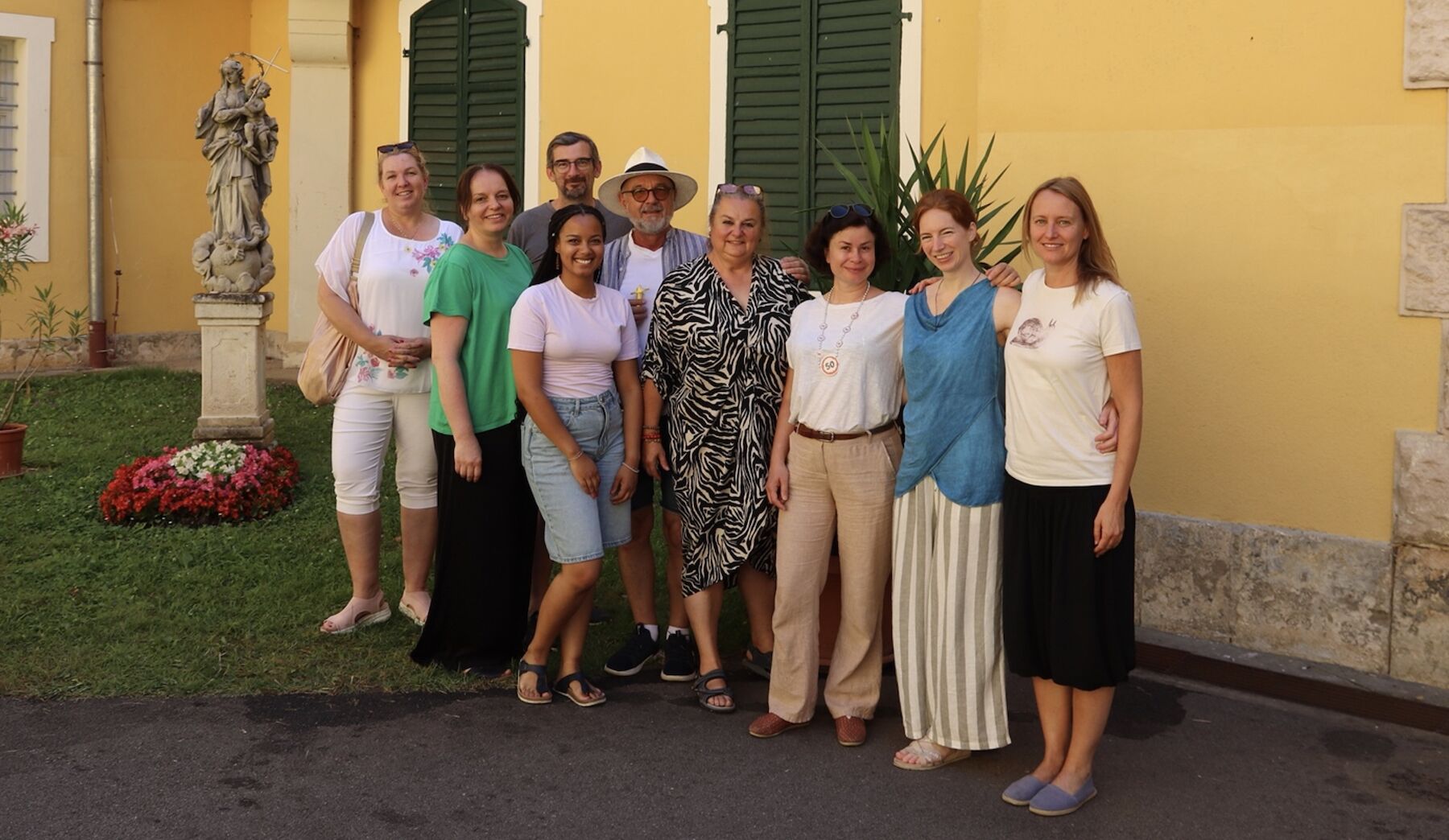 Gruppenfoto der Lehrenden im Innenhof