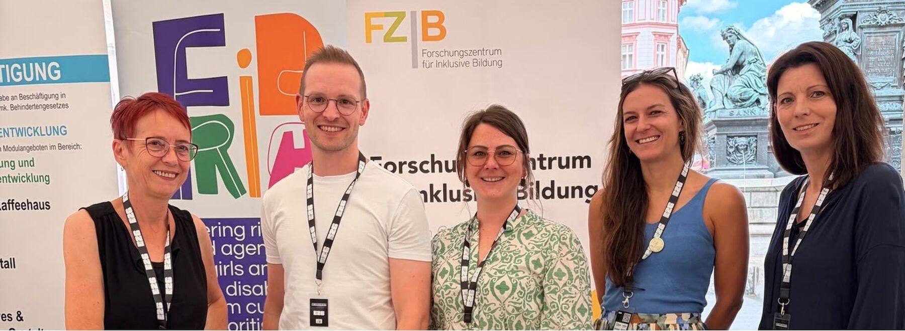 Team Inklusion (5 Lehrende) in einem Ausstellungszelt