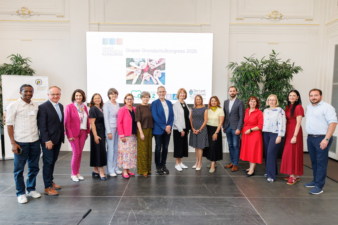 Gruppenbild: Organisationsteam und Vortragende des GGSK im Festsaal der PH Steiermark
