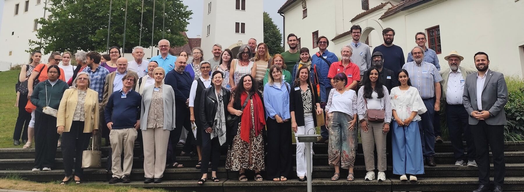 Gruppenbild der Teilnehmenden vor dem Schloss Seggau