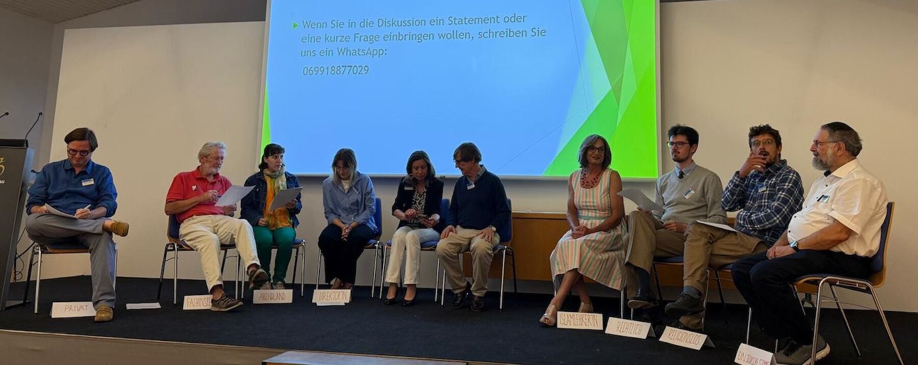 Diskussionsrunde auf dem Podium