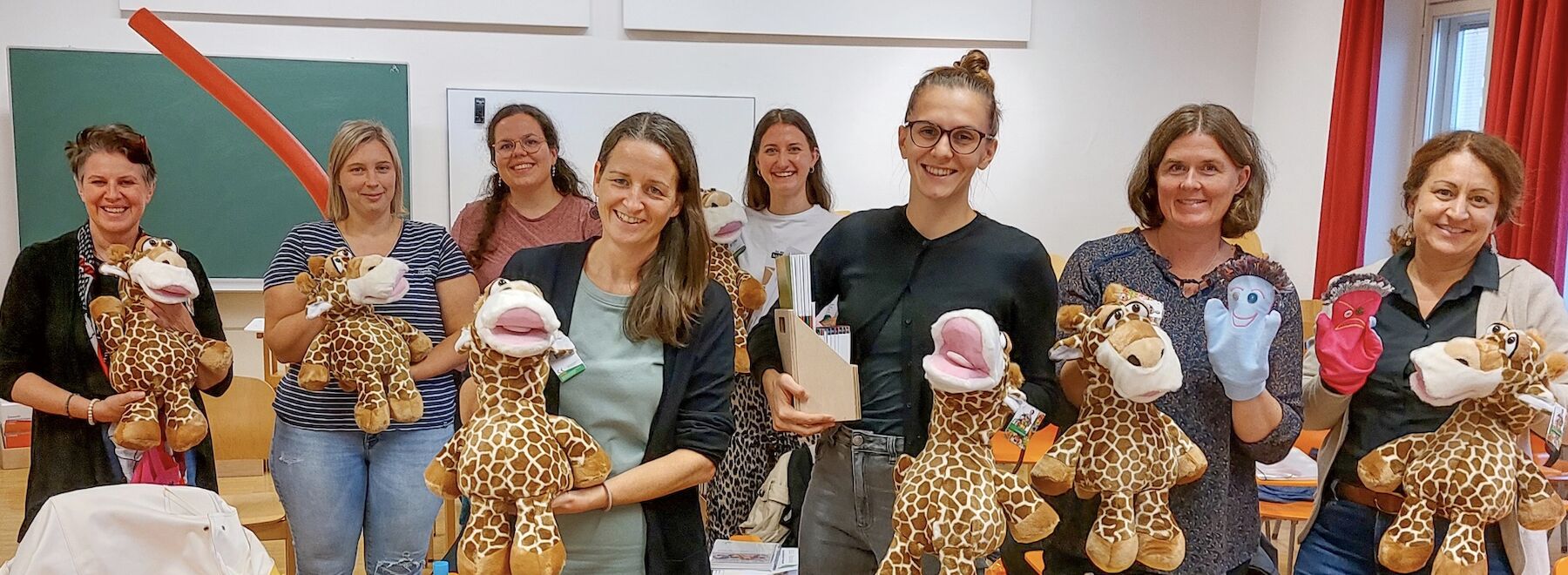 Mitwirkende von ELLAplus mit dem Maskottchen im Seminarraum