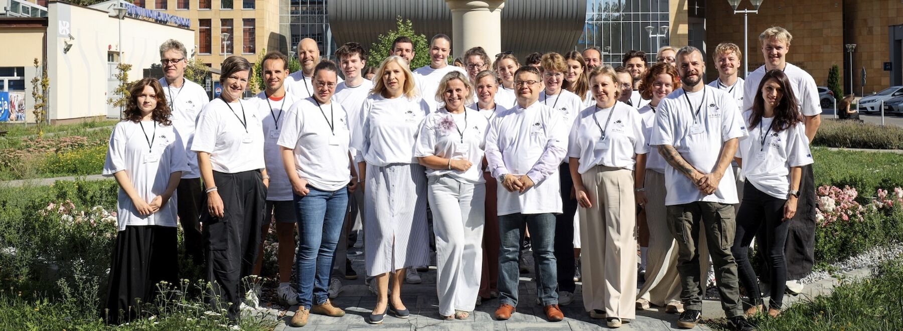 Gruppenfoto der internationalen Summerschool in der Wiese