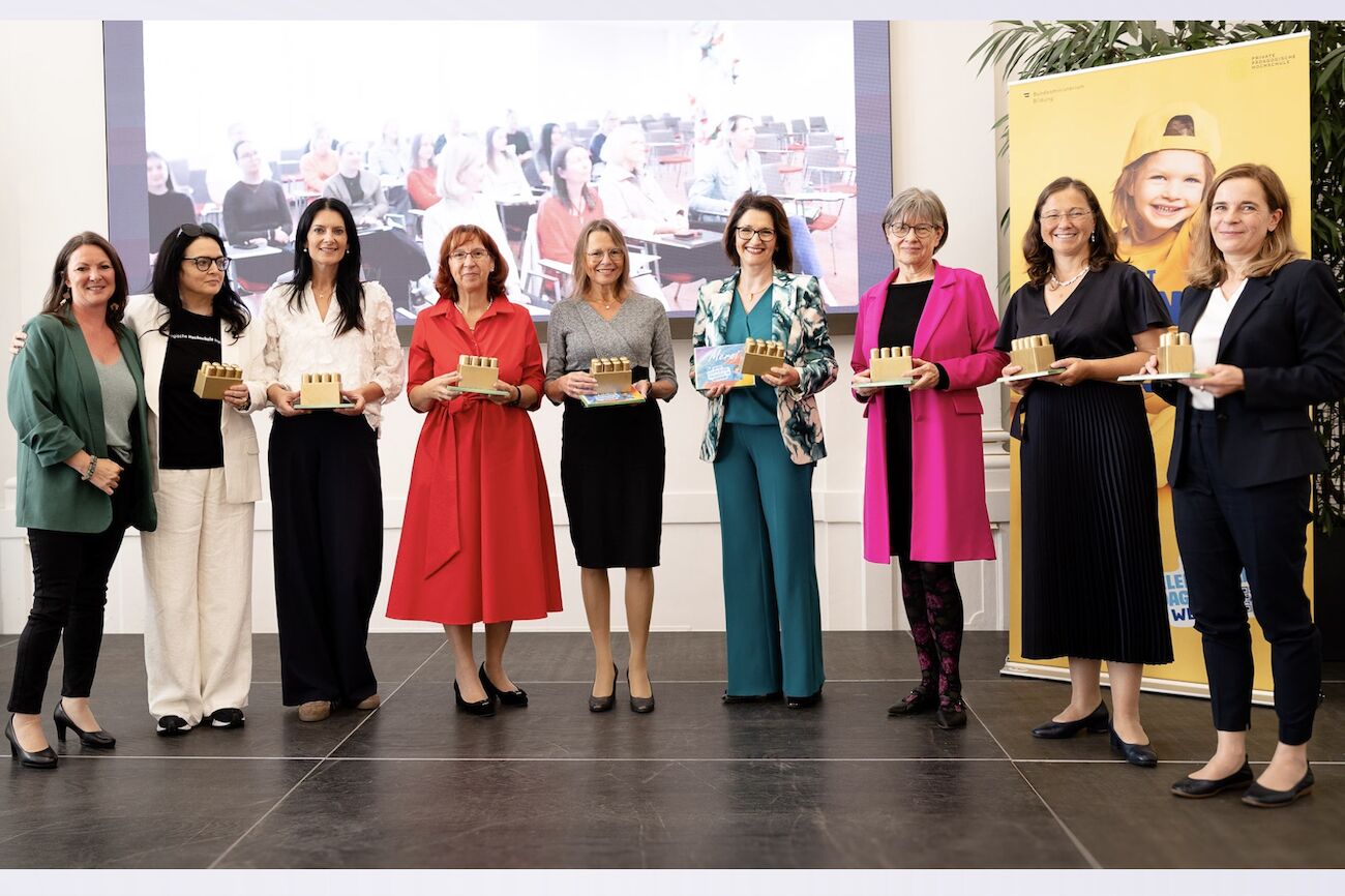 Gruppenbild: Rektorinnen, Leitungen und Mitwirkende im Hörsaal der PH Steiermark