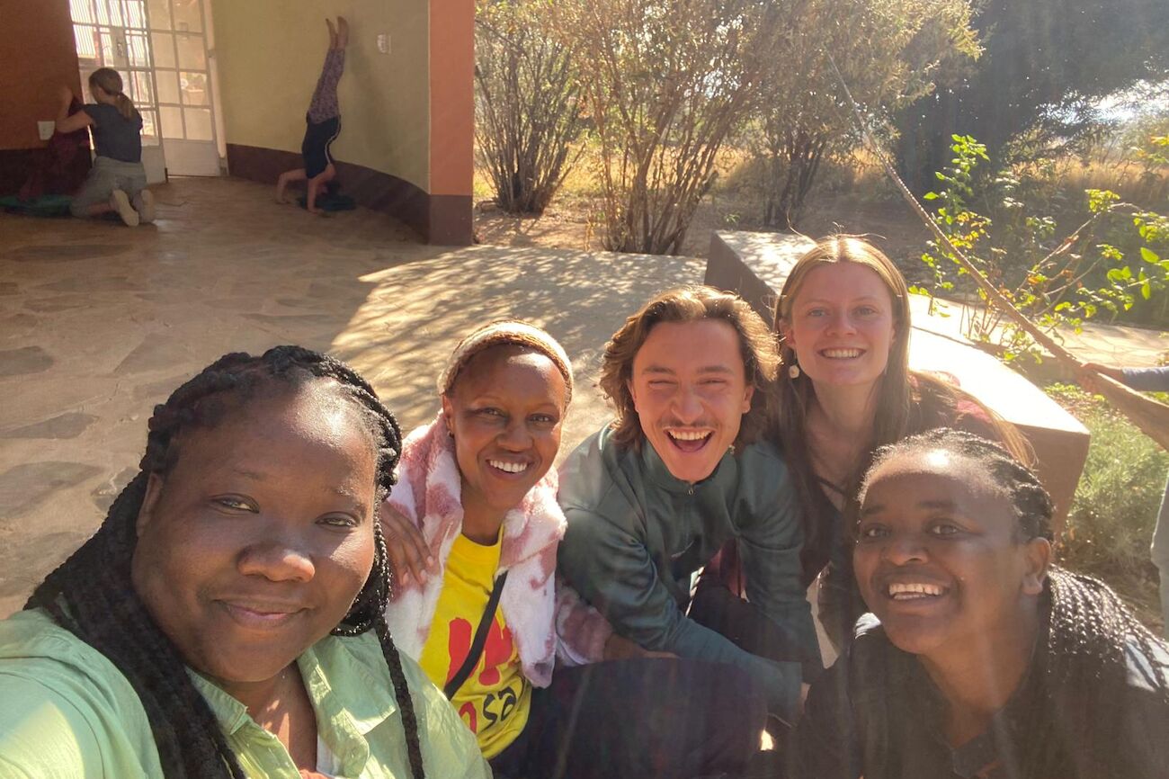 Gruppenbild: Studierende und Schüler*innen in einer Schule in Namibia