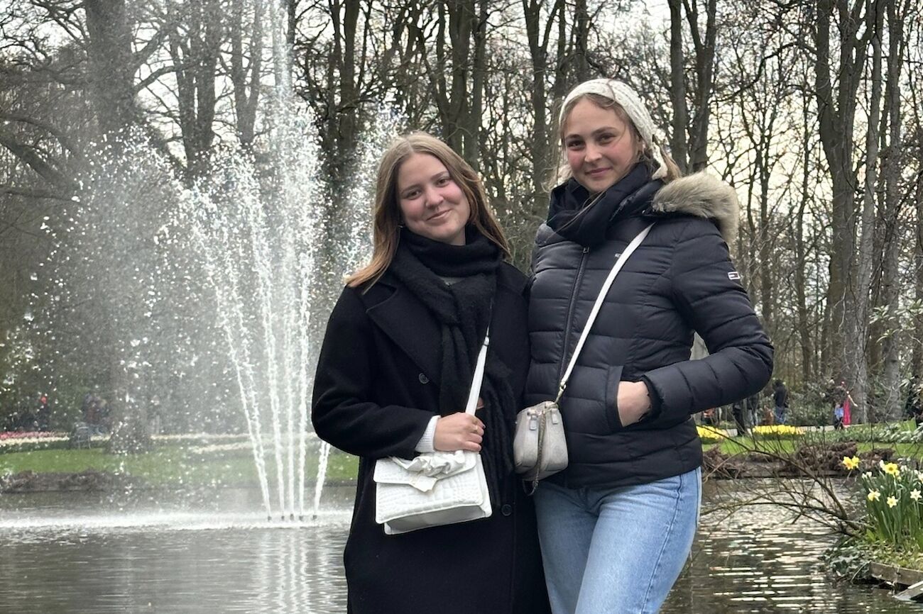 Zwei Studierende in einem Park