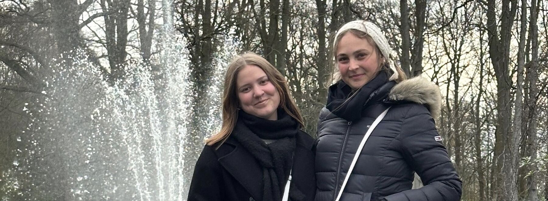 Zwei Studierende in einem Park