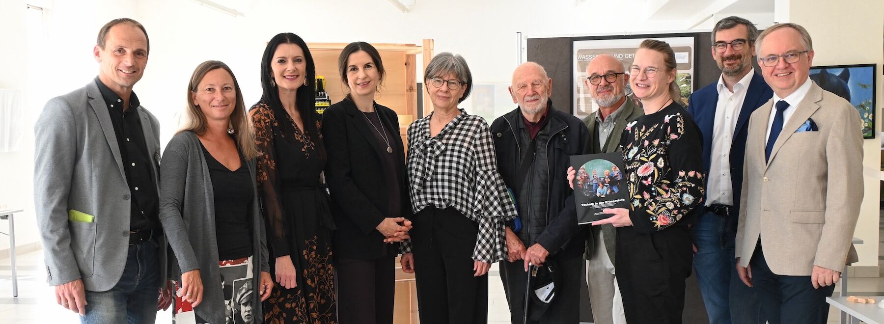 Gruppenfoto am Kirchplatz mit Verantwortlichen und Rektorat