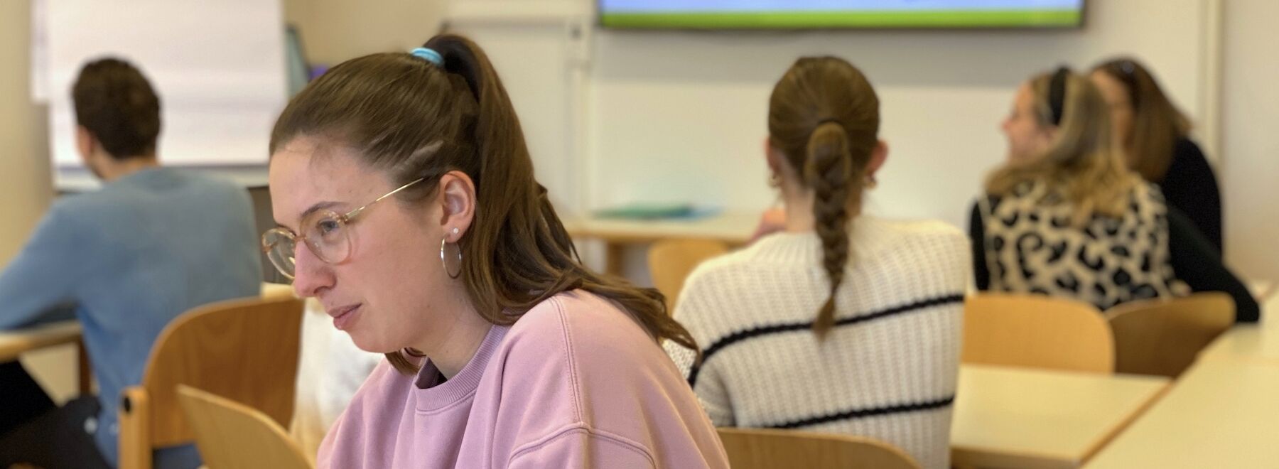 Studierende im Seminarraum miteinander sprechend