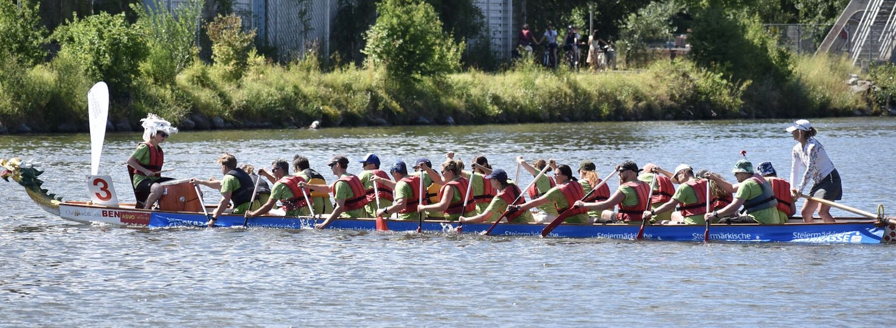 Mannschaft im Drachenboot