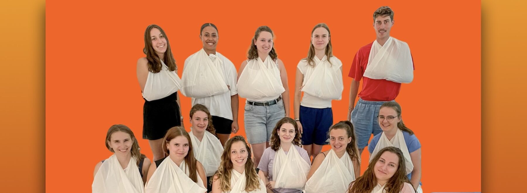 Gruppenbild: Studierende des Erste-Hilfe-Kurses tragen Armbinden