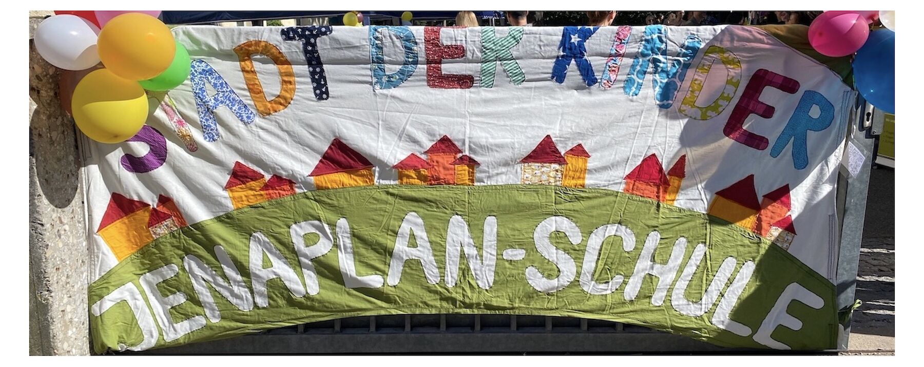 Einladung am Schuleingangstor: Stadt der Kinder