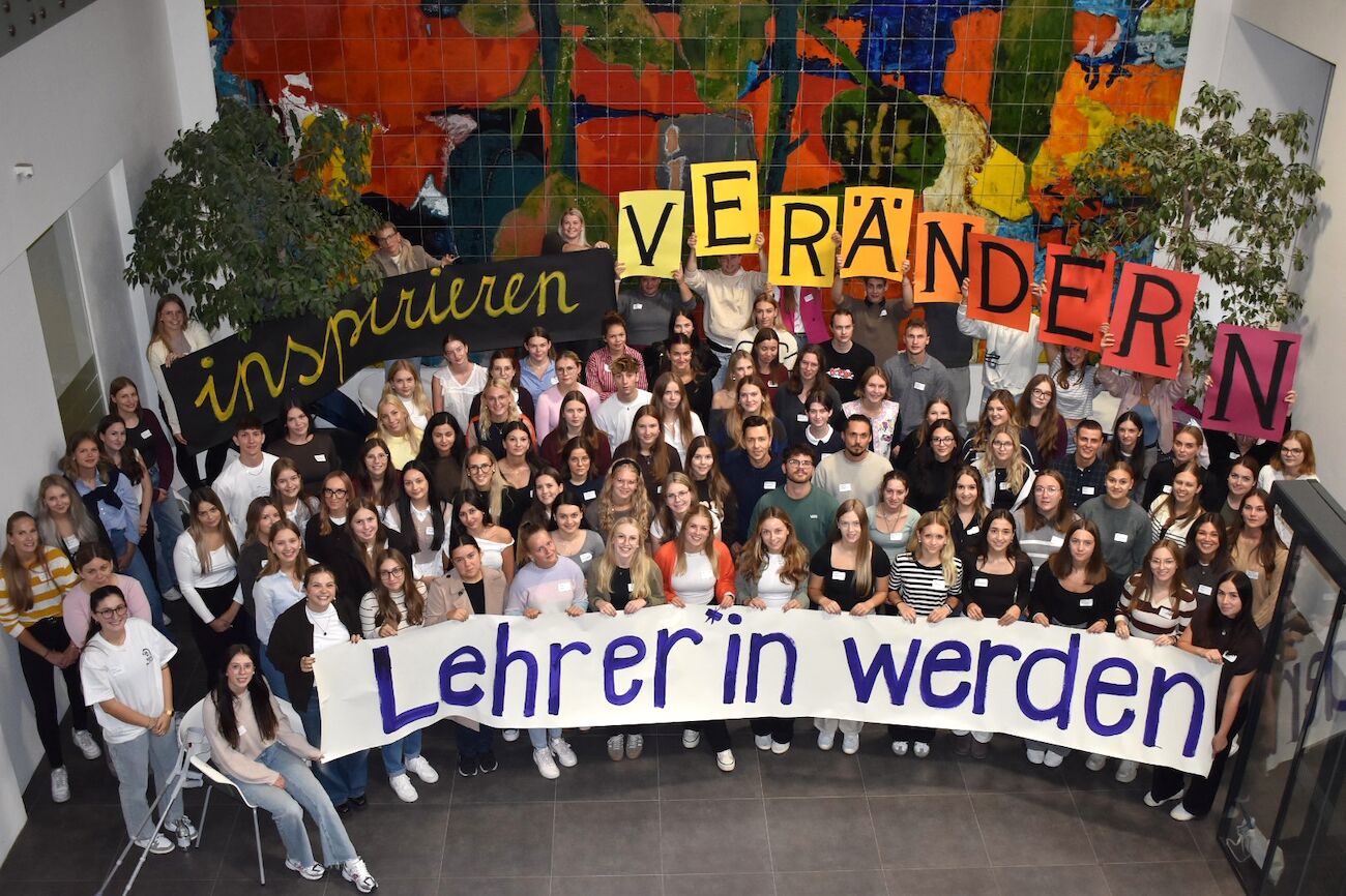 Gruppenfoto aller Erstsemestrigen für den Weltlehrertag