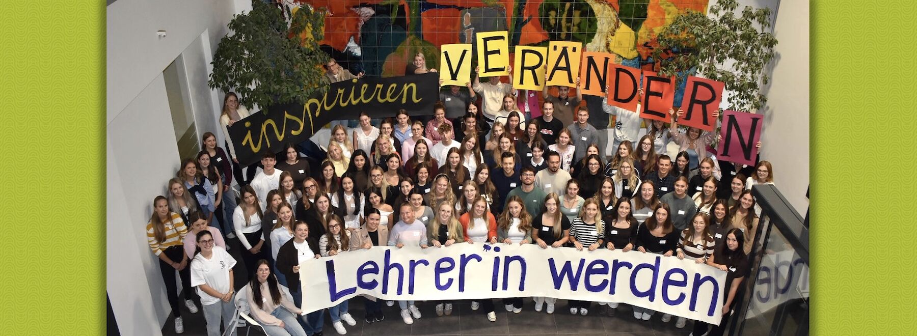 Gruppenfoto aller Erstsemestrigen für den Weltlehrertag