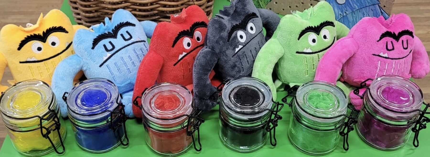 Farbemonster als Plüschtiere auf einem Tisch