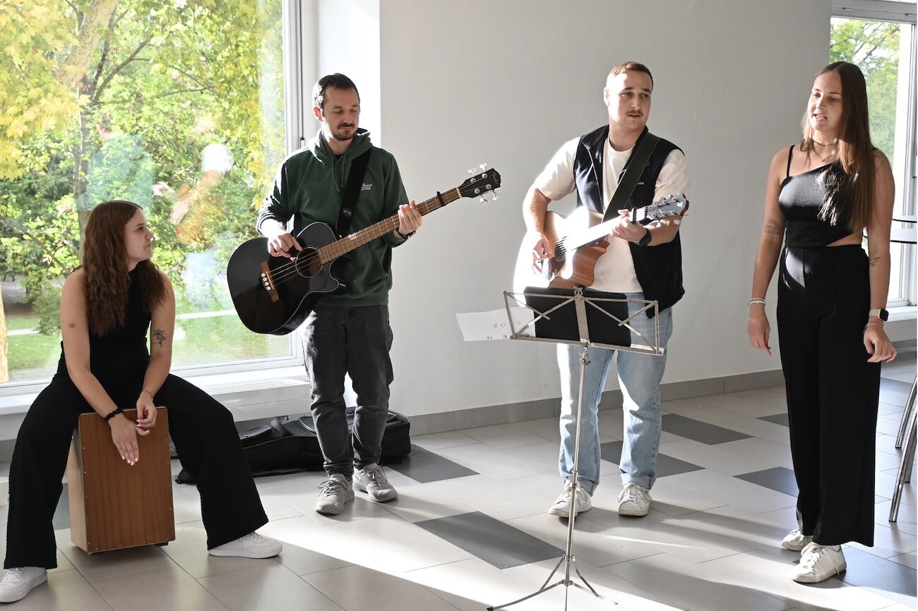 Musikalisch Begleitung: vier Studierende mit Instrumenten