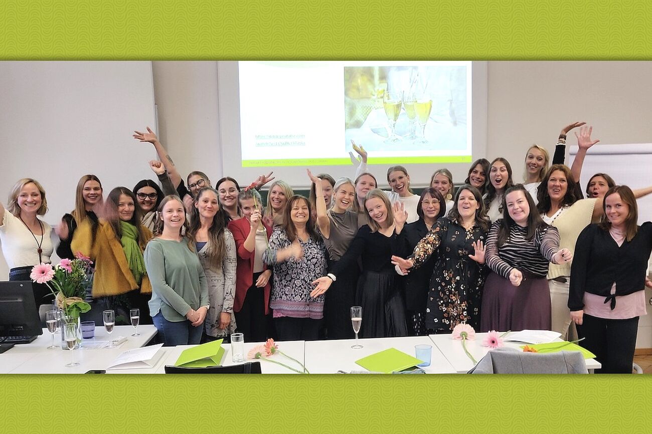 Gruppenbild im Seminarraum: Abschluss des Hochschullehrganges