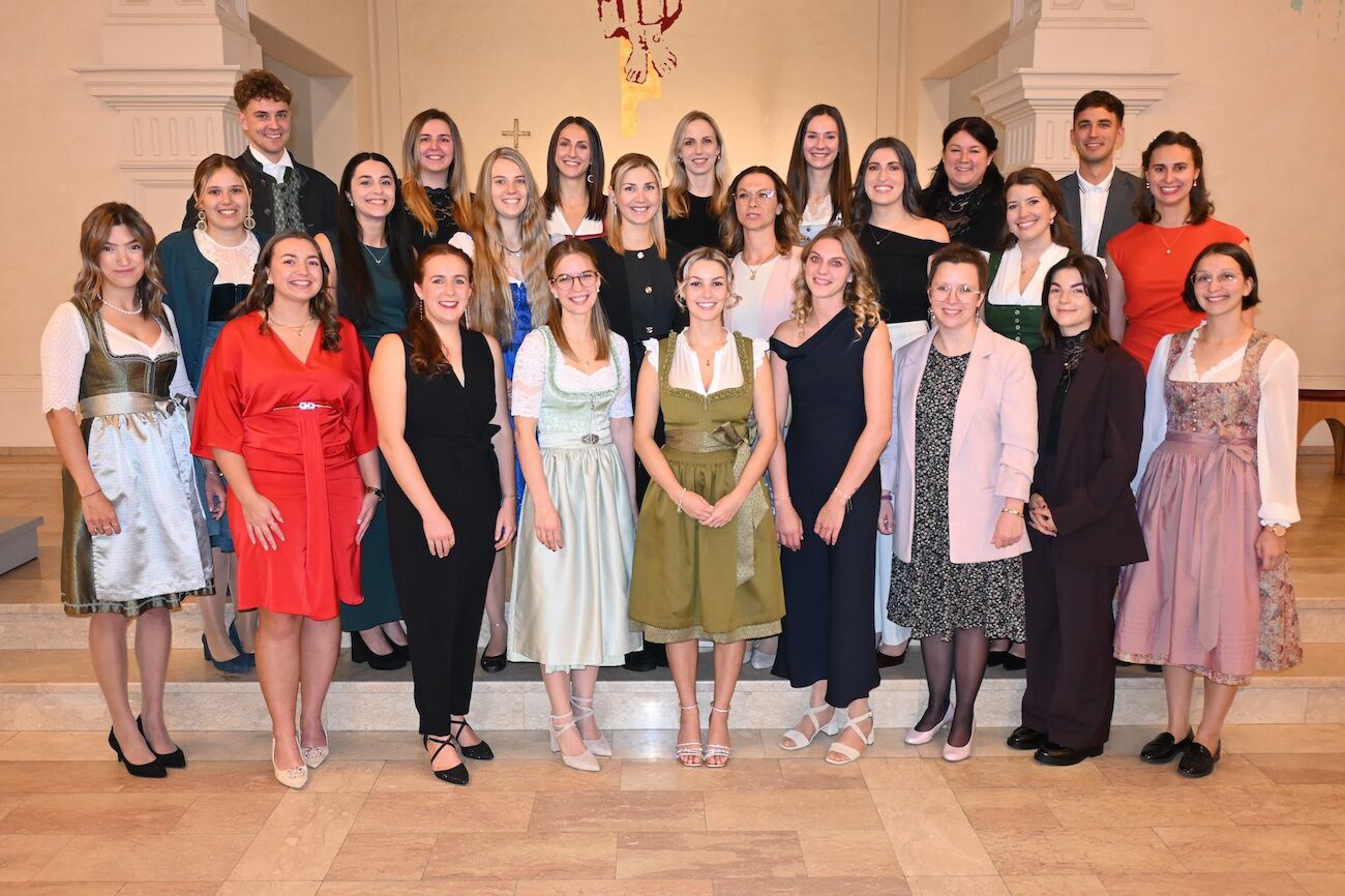 Gruppenbild in der Kirche Augustinum: Absolvent*innen der Gruppe 1
