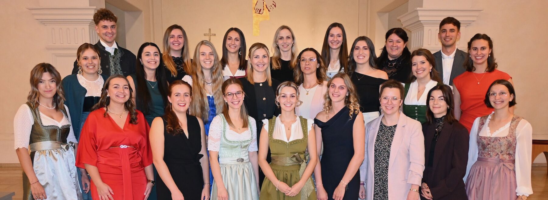 Gruppenbild in der Kirche Augustinum: Absolvent*innen der Gruppe 1