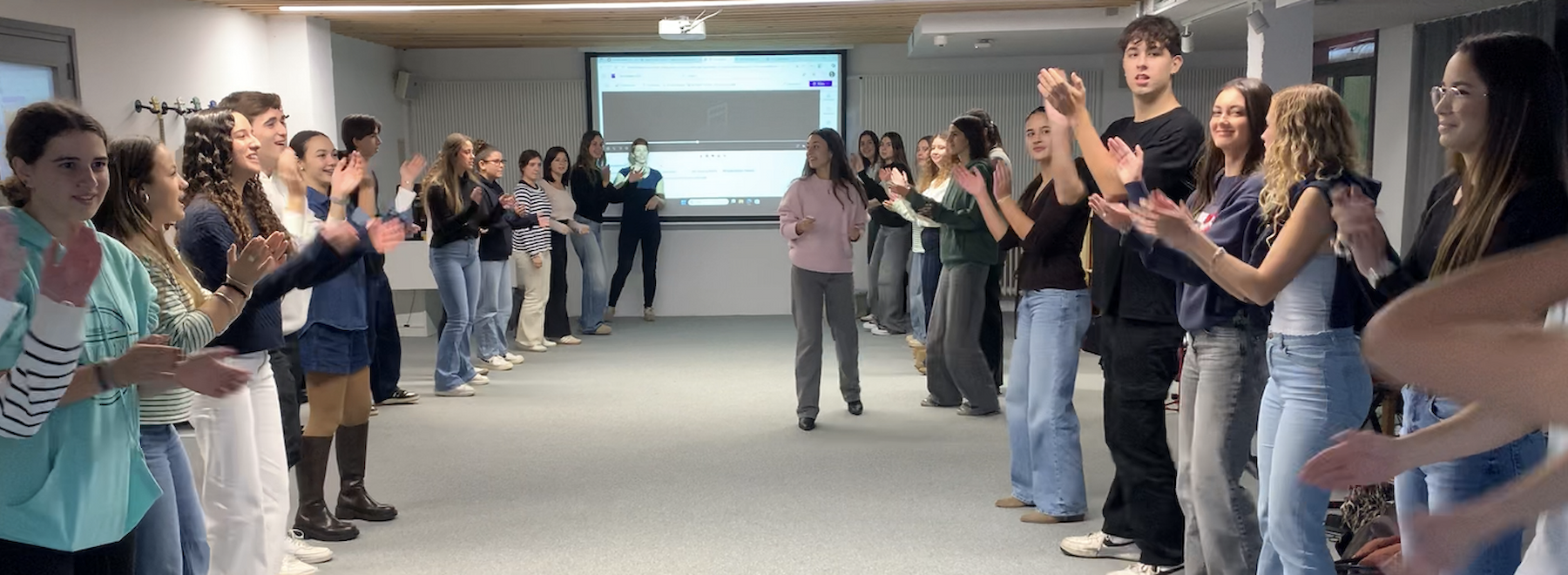 Tanzende Studierende in einem großen Saal