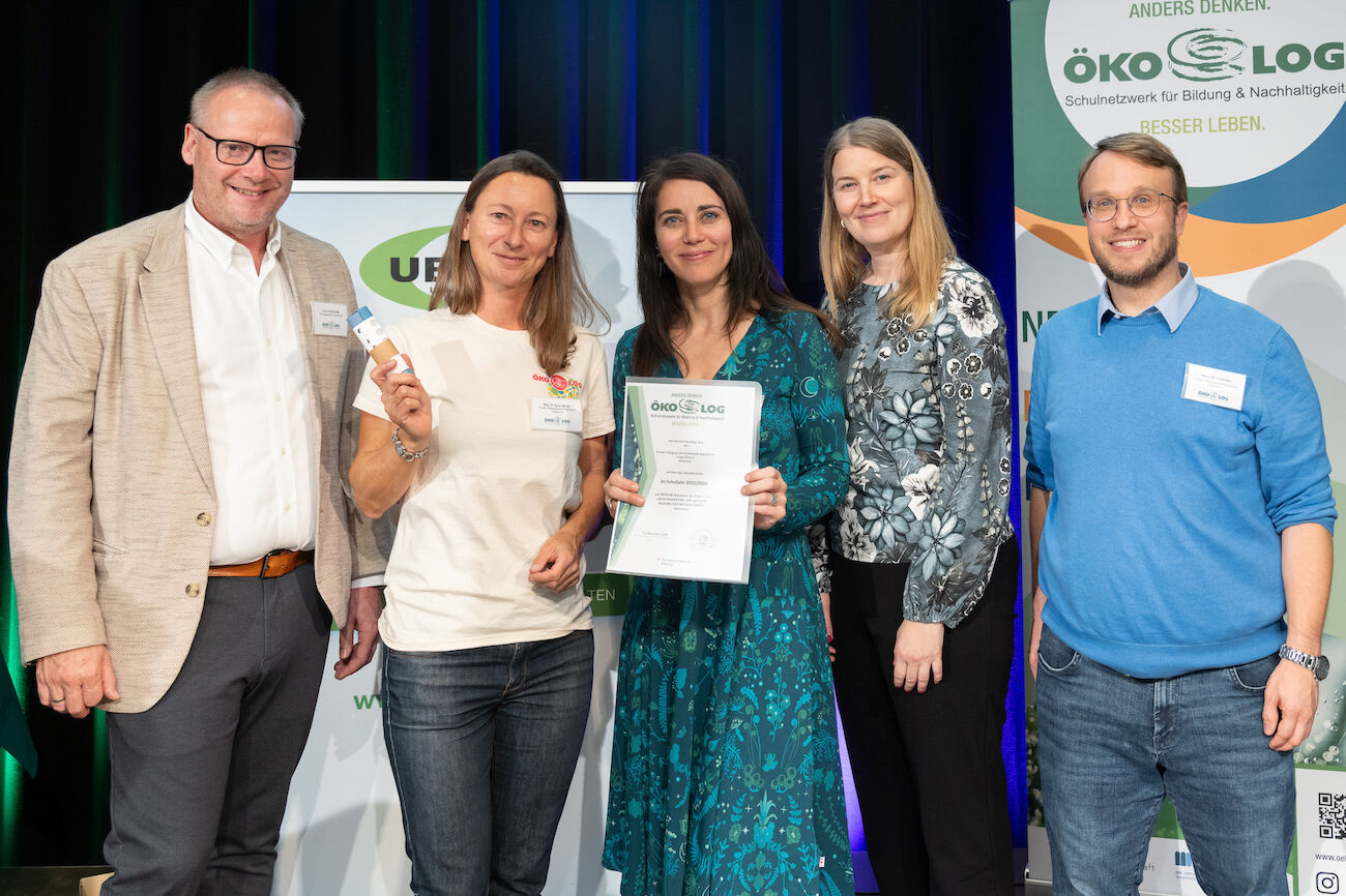 Gruppenbild: Lehrende der PPH Augustinum und der Praxisvolksschule Augustinum beim ÖKOLOG-Tag