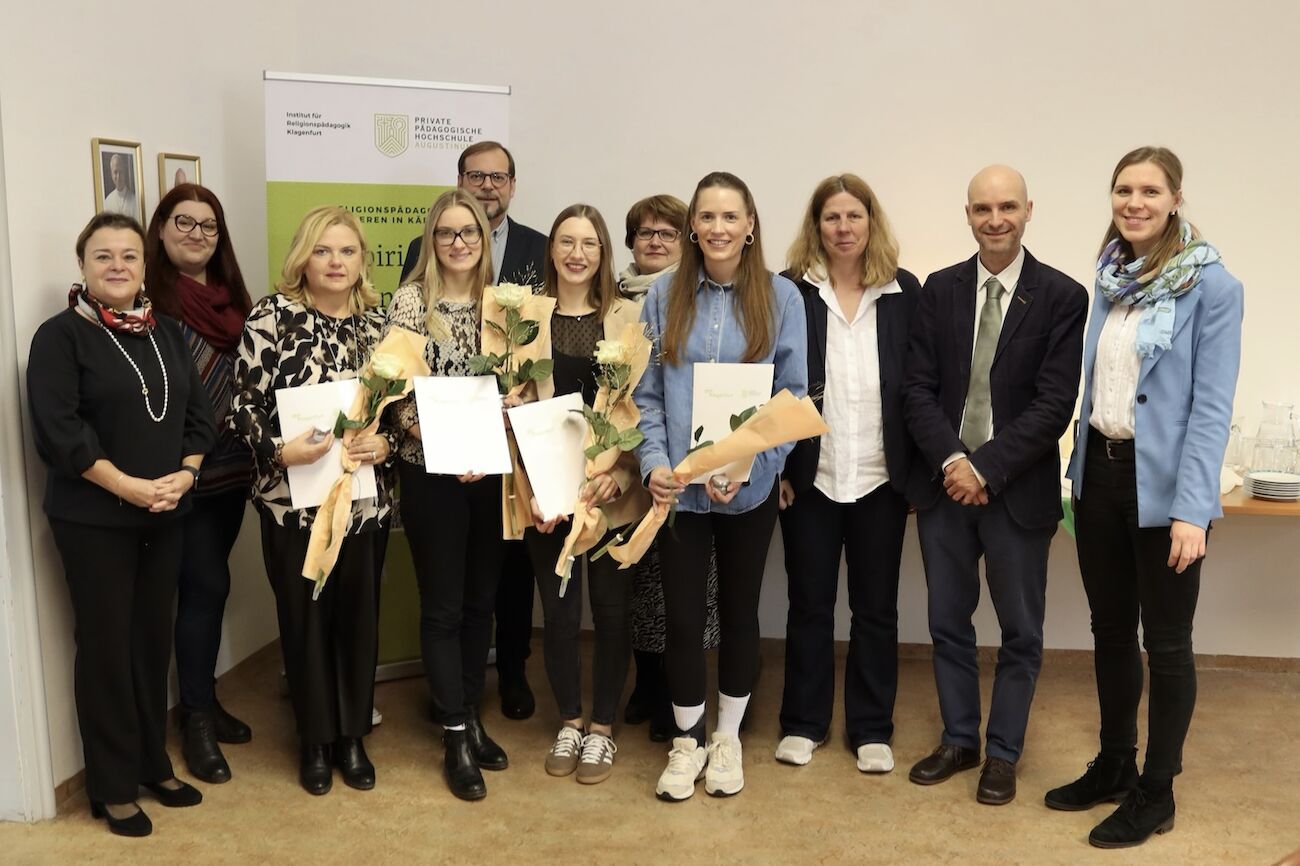Gruppenbild: feierliche Überreichung der Dekrete an die Absolventinnen