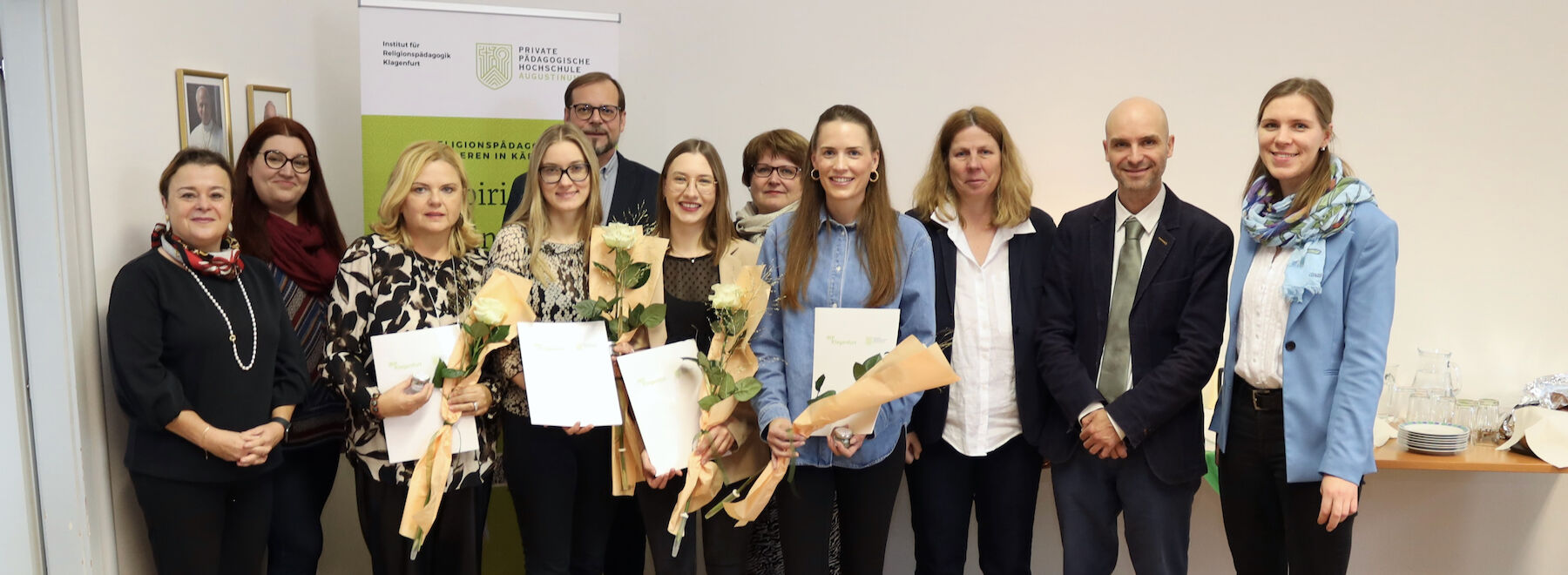 Gruppenbild: feierliche Überreichung der Dekrete an die Absolventinnen