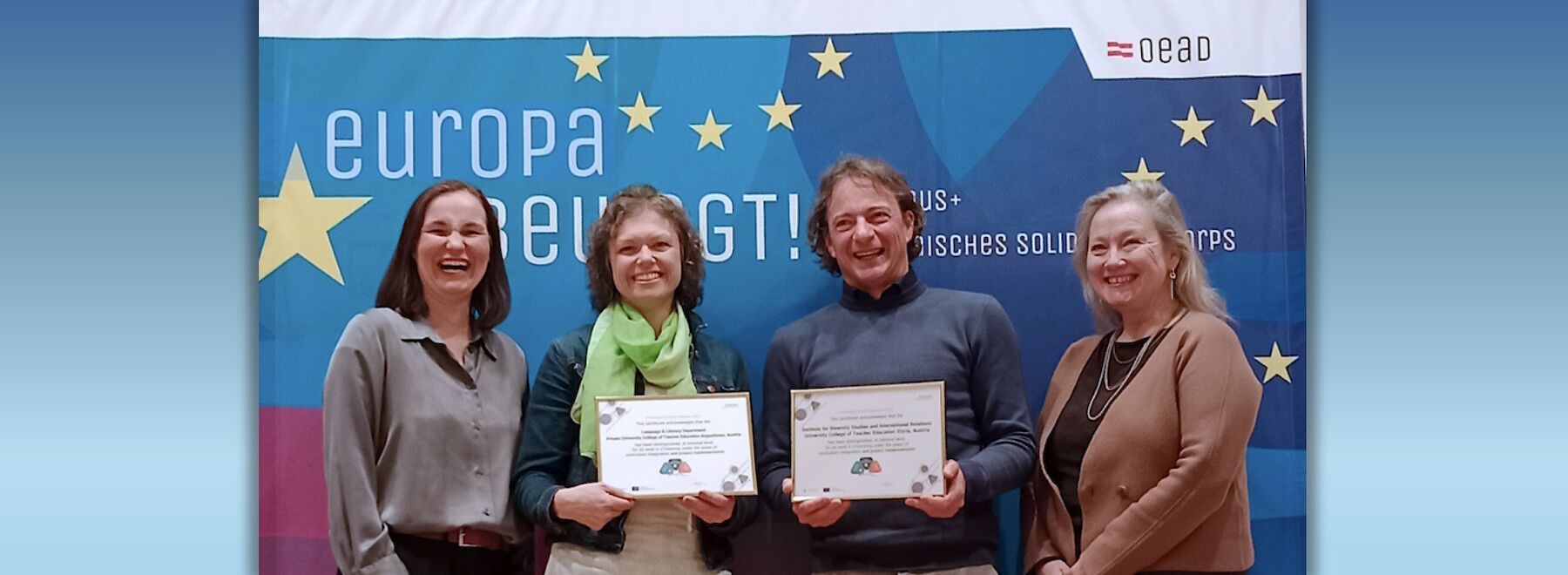 Gruppenbild mit PPH Augustinum Lehrender vor einer großen Wandtafel beim ITE-Award in Mailand