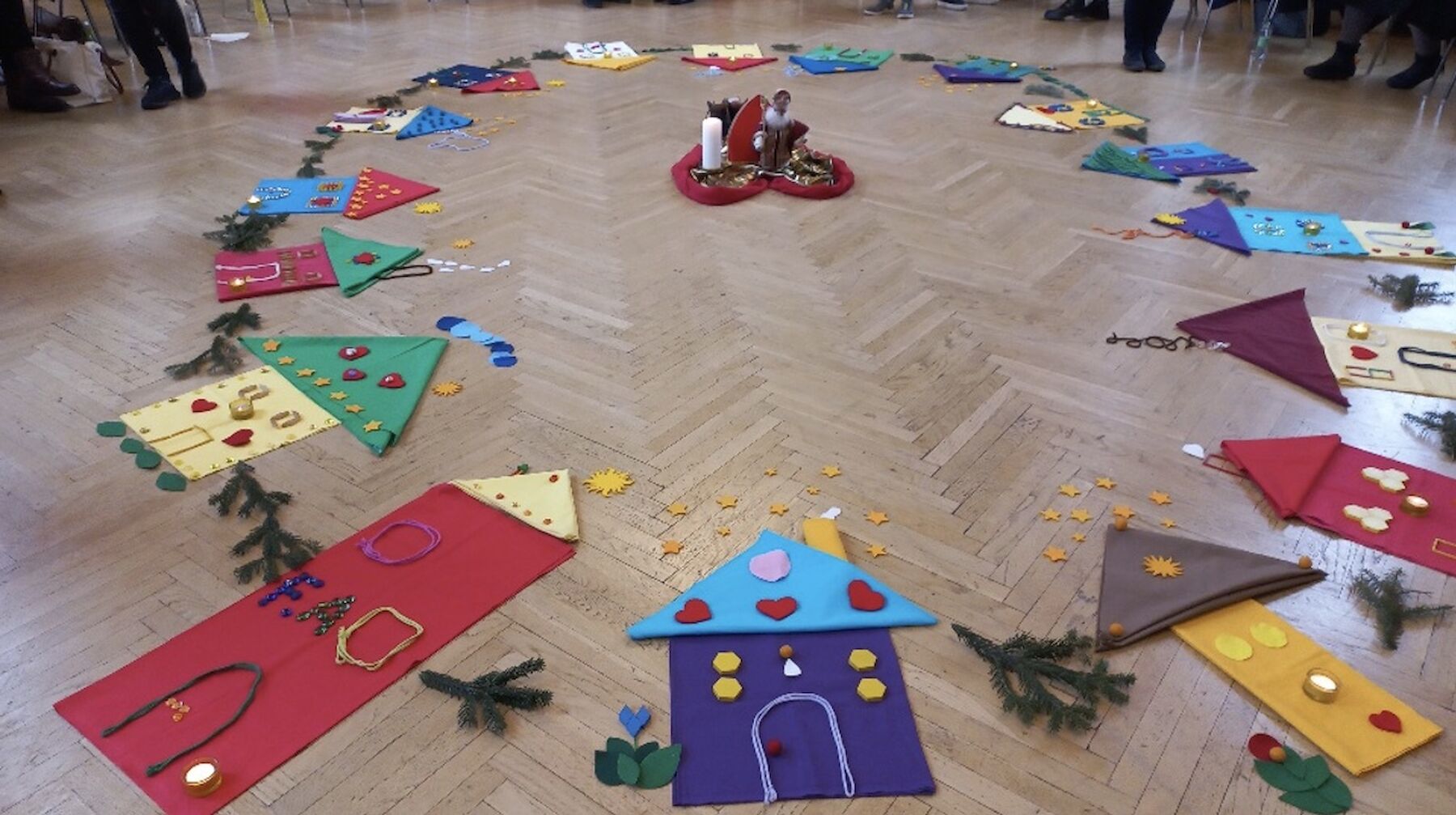 Unterrichtsmaterialien auf dem Boden liegend