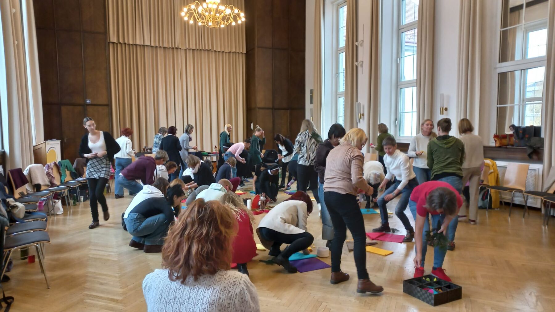 Teilnehmer*innen in Aktion im Seminarraum