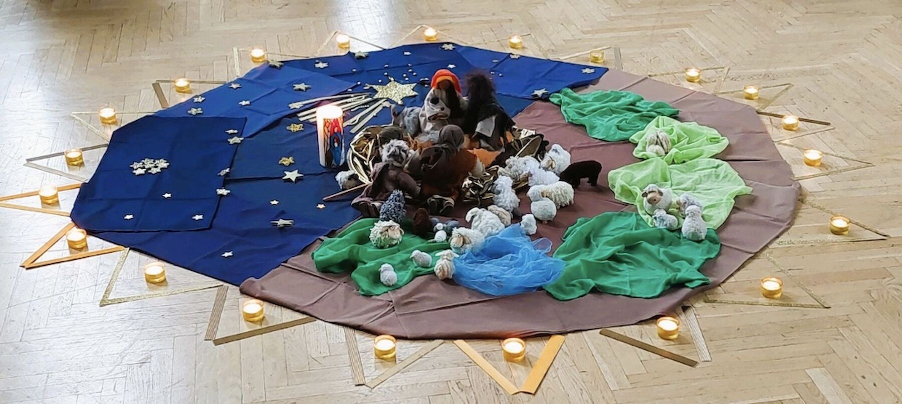 Unterrichtsmaterial auf dem Boden liegend