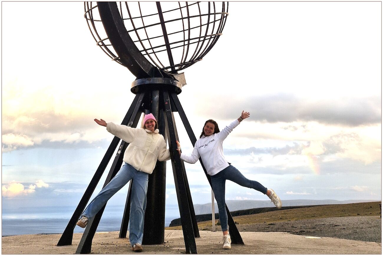 Zwei Studierende am Strand in Bergen, Norwegen
