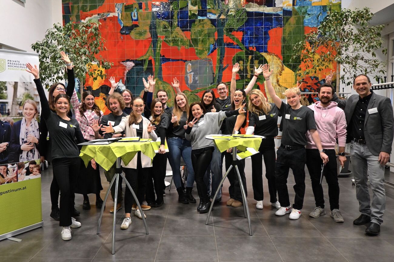 Gruppenbild im Foyer: Guides & Team Öffentlichkeitsarbeit