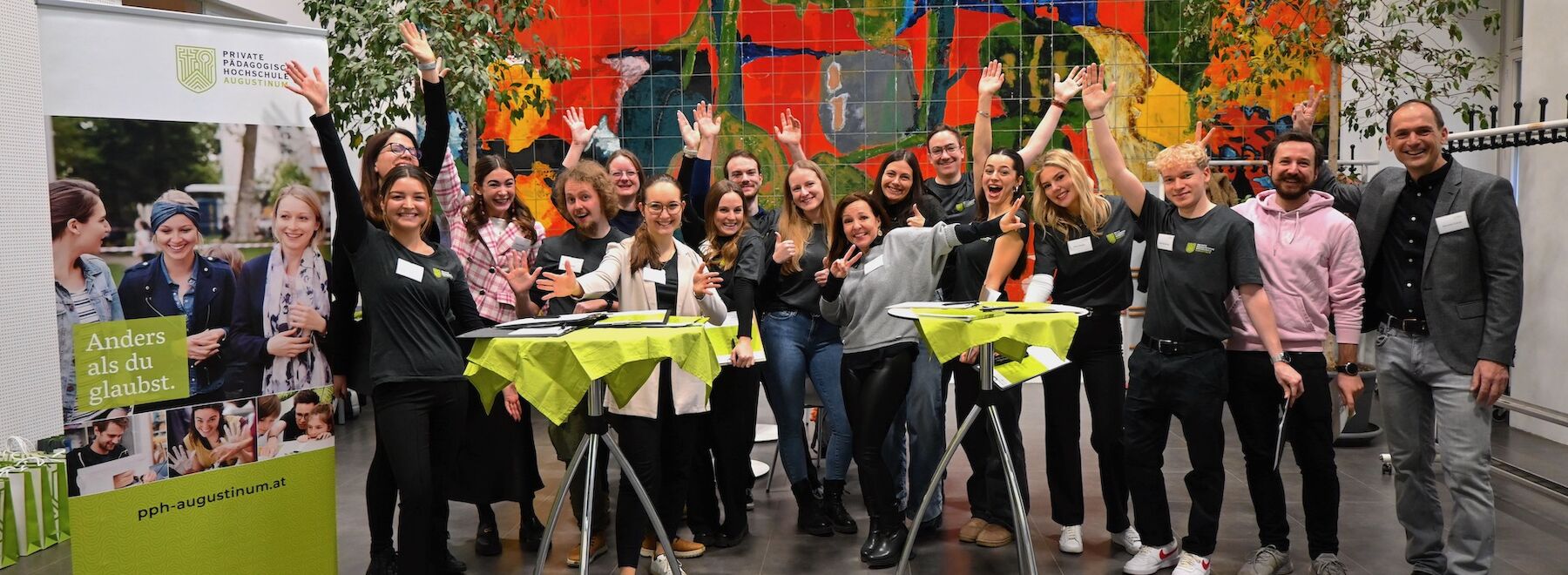 Gruppenbild im Foyer: Guides & Team Öffentlichkeitsarbeit