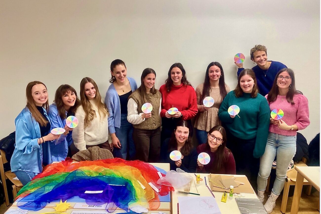 Gruppenbild der CLIL Lehrveranstaltung mit Studierenden im Seminarraum