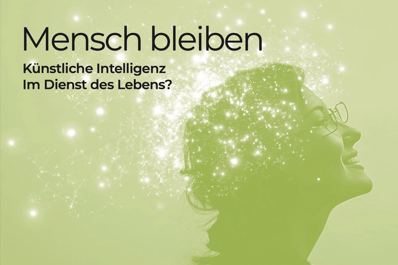 Dekorativbild zur Sommer.Bildung 2026: der Kopf einer Frau auf einem gründen Hintergrund
