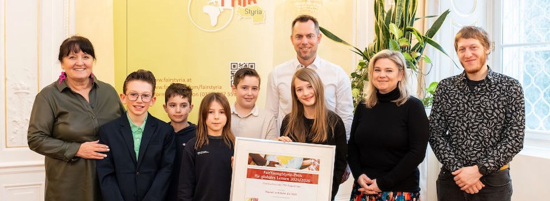 Preisverleihung: Schüler*innen und Lehrer*innen der PVS Augustinum im festlichen Raum