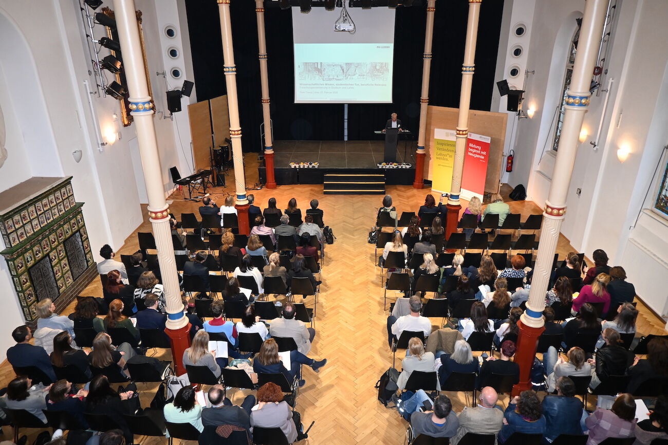 Gruppenbild im Seminarraum: Teilnehmende und Leitende des Forum Primar