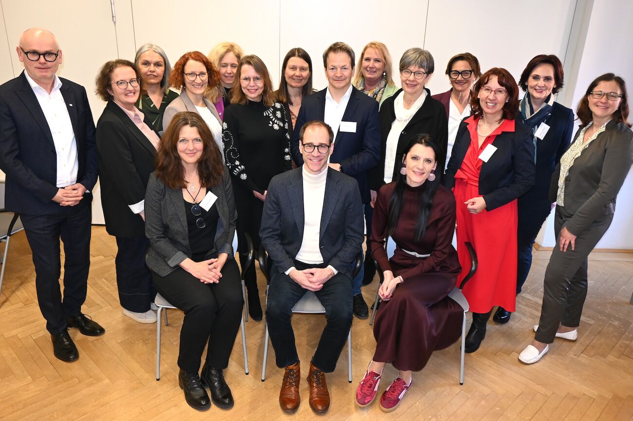 Gruppenbild im Seminarraum: Teilnehmende und Leitende des Forum Primar