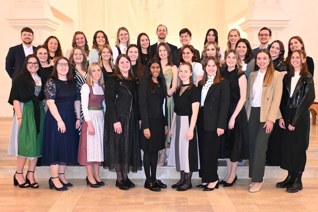 Gruppenbild der Absolvent*innen in der Kirche Augustinum